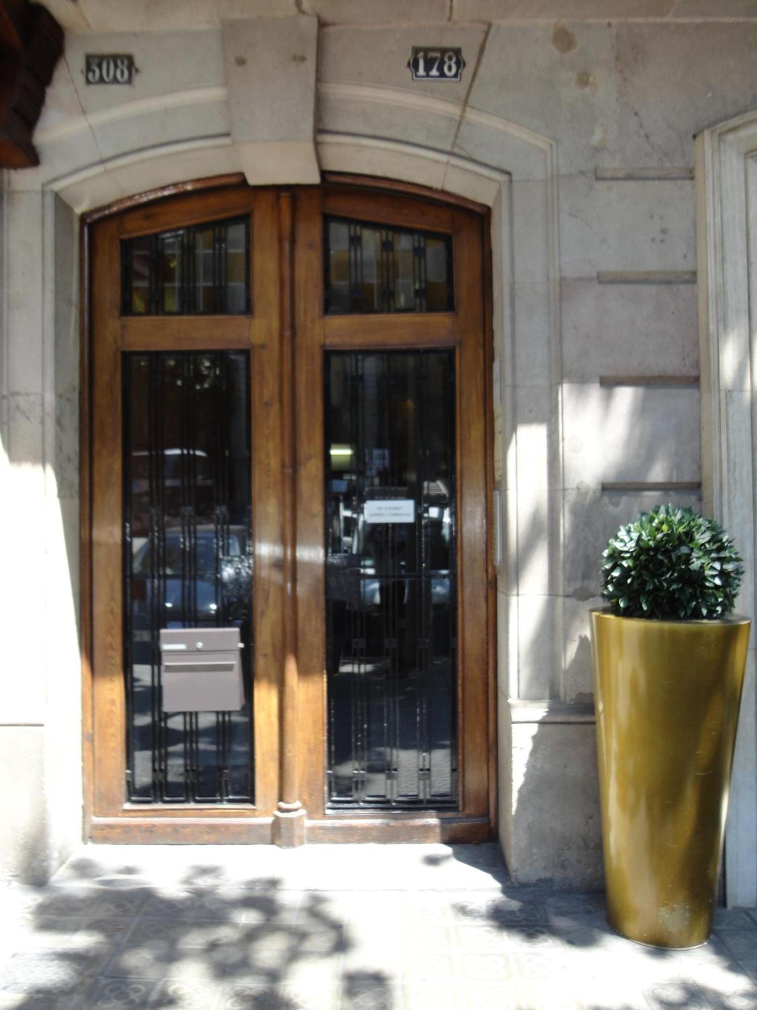 Claris Apartments — Photos 1